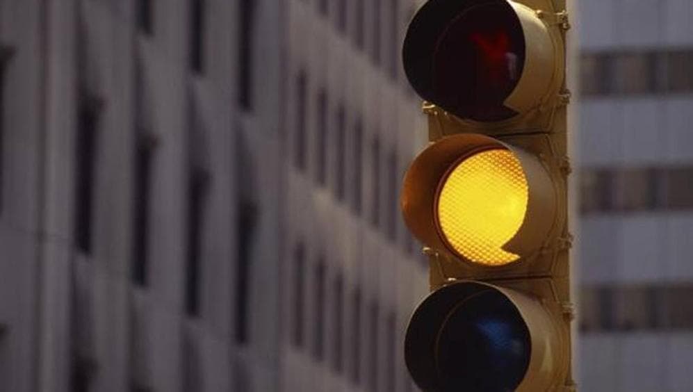 Semaforo: il giallo troppo rapido non cancella la multa per il passaggio col rosso