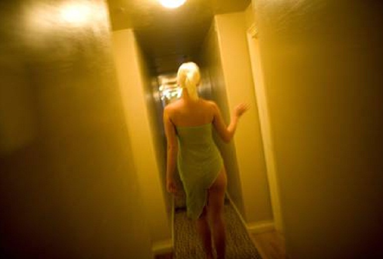 "Sesso di cittadinanza". Escort offre sconto del 50% a chi avrà diritto al reddito (foto d'archivio Ansa)