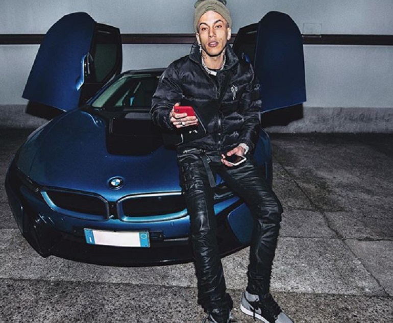 Sfera Ebbasta e la foto con l'auto di lusso: "Devo andare più veloce di chi mi odia" (foto Instagram)