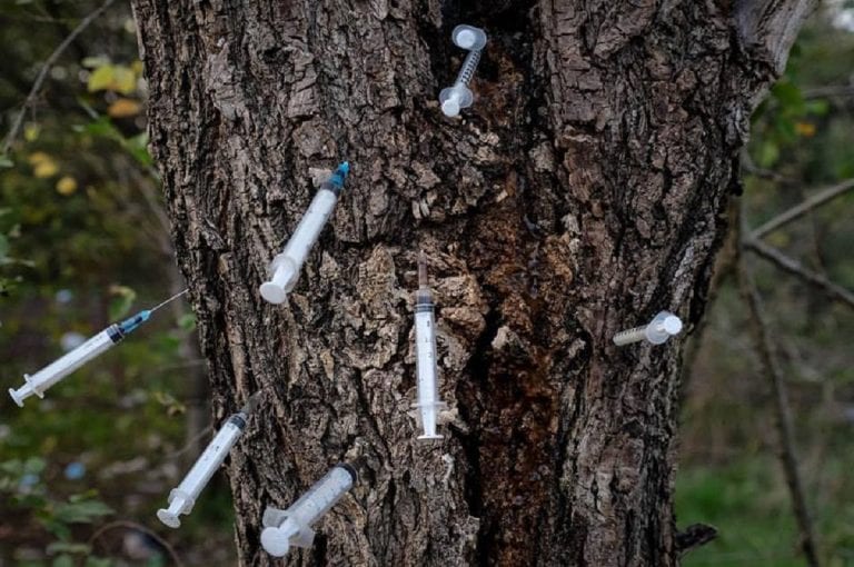Milano, ultima fermata Rogoredo: due giovani fumano eroina in metro