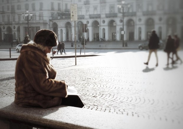 Raffaella Donvito: morta povera e sola a Milano, era in realtà milionaria. Caccia agli eredi