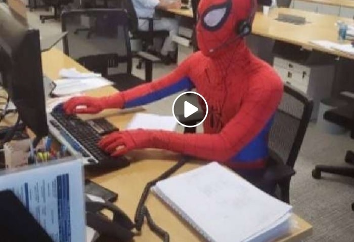 Brasile, dipendente banca si veste da Uomo Ragno l'ultimo giorno di lavoro