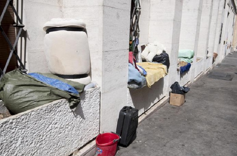 Roma, la strage dei senzatetto. Clochard trovato morto in un parco: è il decimo dall'inizio del freddo (foto d'archivio Ansa)