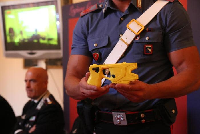 Taser ai poliziotti, perché no? Sap: Forse si sarebbe evitato il tunisino morto a Empoli