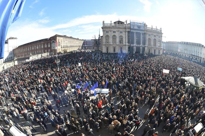 Sì Tav in piazza a Torino: "Siamo più di 30mila". C'è anche la Lega 01