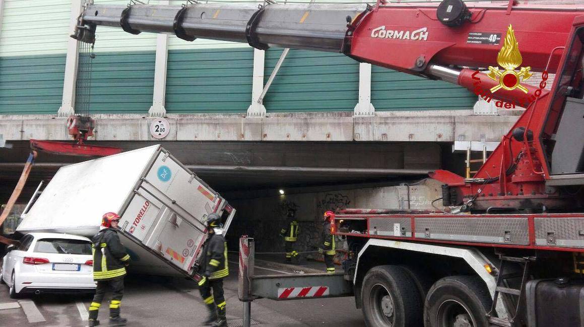 Casalecchio di Reno, Tir incastrato sotto il ponte della A1: liberato con la gru