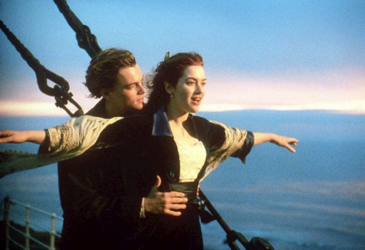 Coppia prova a replicare la scena di Titanic ma cadono in acqua e muoiono annegati