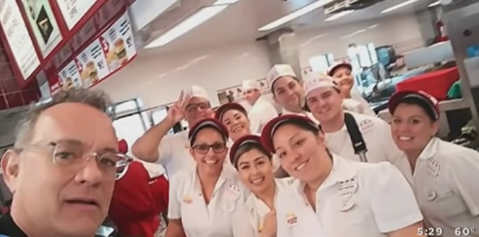 Tom Hanks pranza al fast food e paga il pranzo