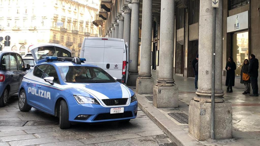 Torino, aggredisce passante con l'accetta e scappa. Caccia all'uomo in pieno centro