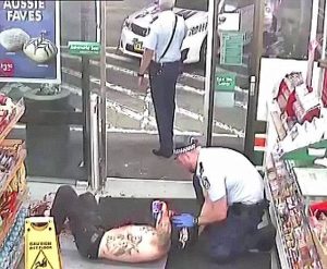 Australia, attacca con l'ascia 3 clienti del supermarket
