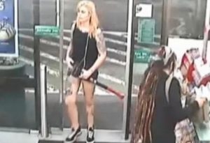 Australia, attacca con l'ascia 3 clienti del supermarket3