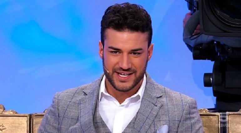 Uomini e Donne, scoppia il caos "doppia" scelta di Lorenzo. Sui social: "E' il pupillo di Maria De Filippi..." (foto Ansa)