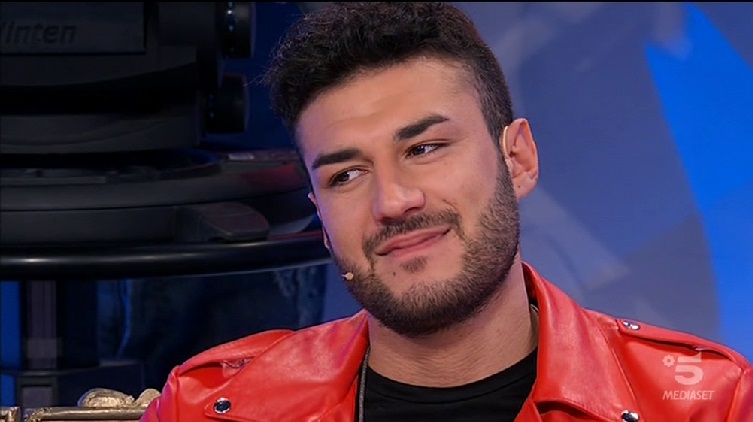 "Uomini e Donne", il tronista: "Mi sento una m...". Maria De Filippi: "Perché... lo sei"