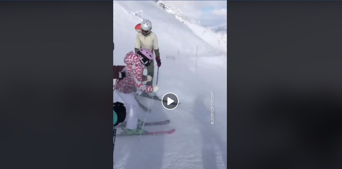 Sciatori nella tormenta: colpiti dal vento fortissimo mentre scendono a valle