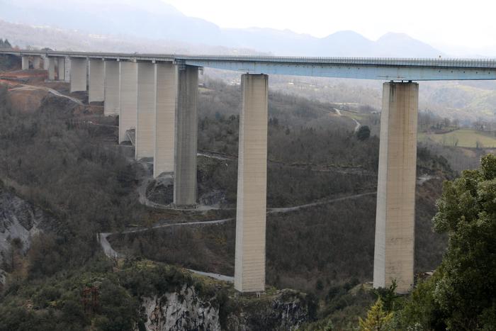 Calatafimi (Trapani). Si getta dal viadotto a 35 metri di altezza: è salva, appena qualche graffio
