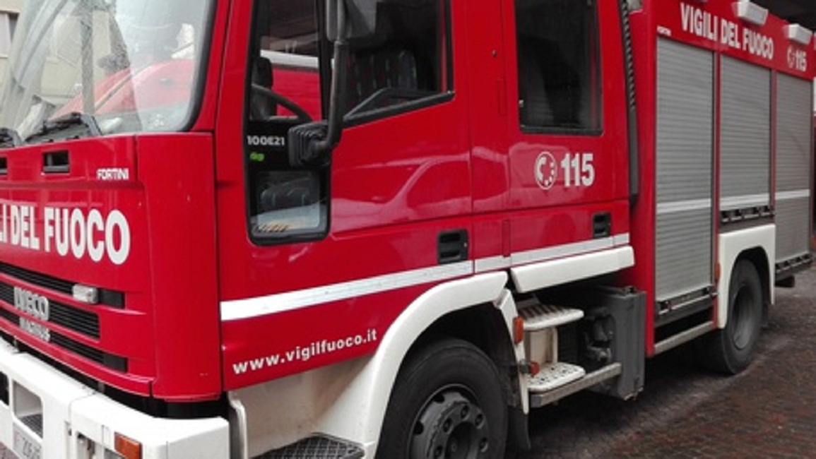 Collegno (Torino), incendio a pochi passi dalla tangenziale: a fuoco una cascina