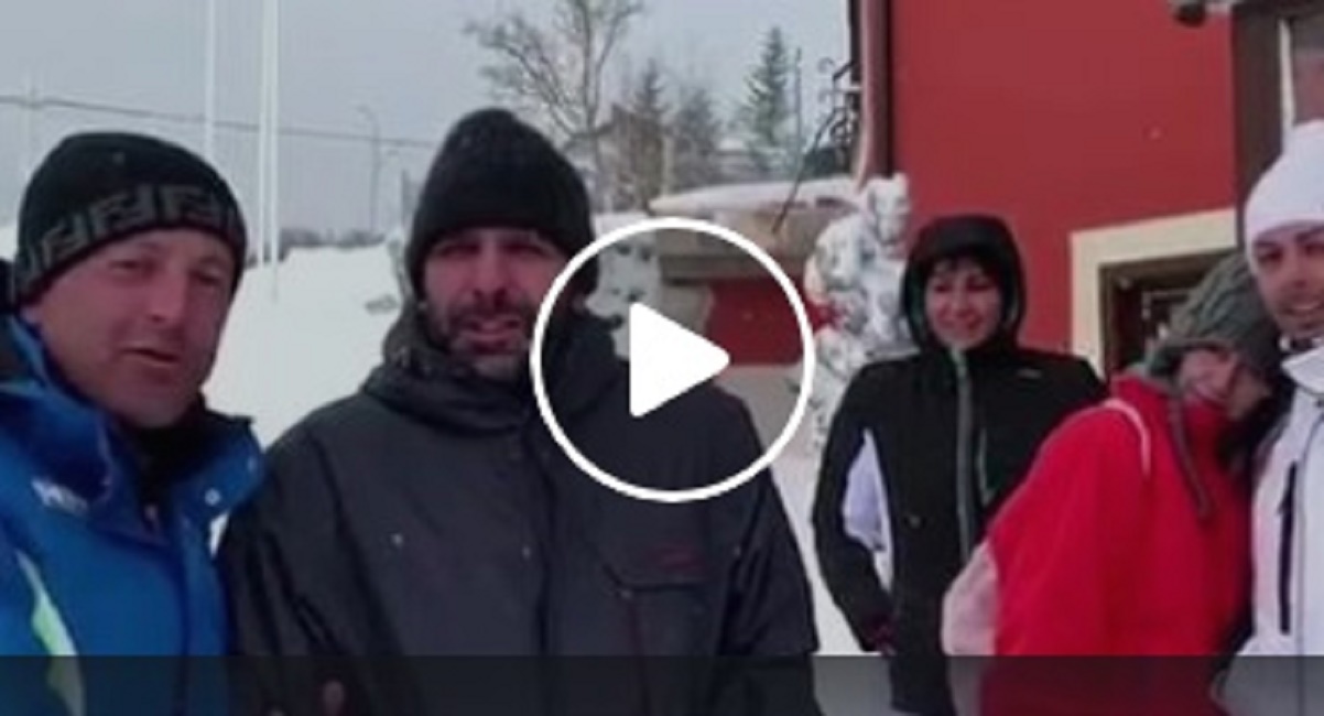 Checco Zalone bloccato a Roccaraso, il sindaco va a "salvarlo". Il siparietto è comico