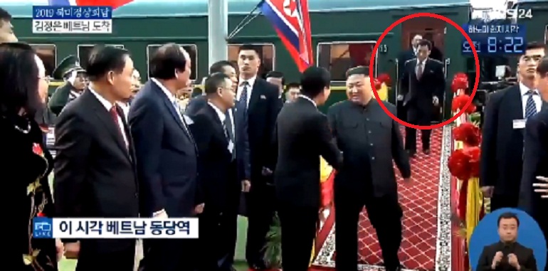 Kim Jong-un scende dal treno ma... il panico della guardia del corpo VIDEO