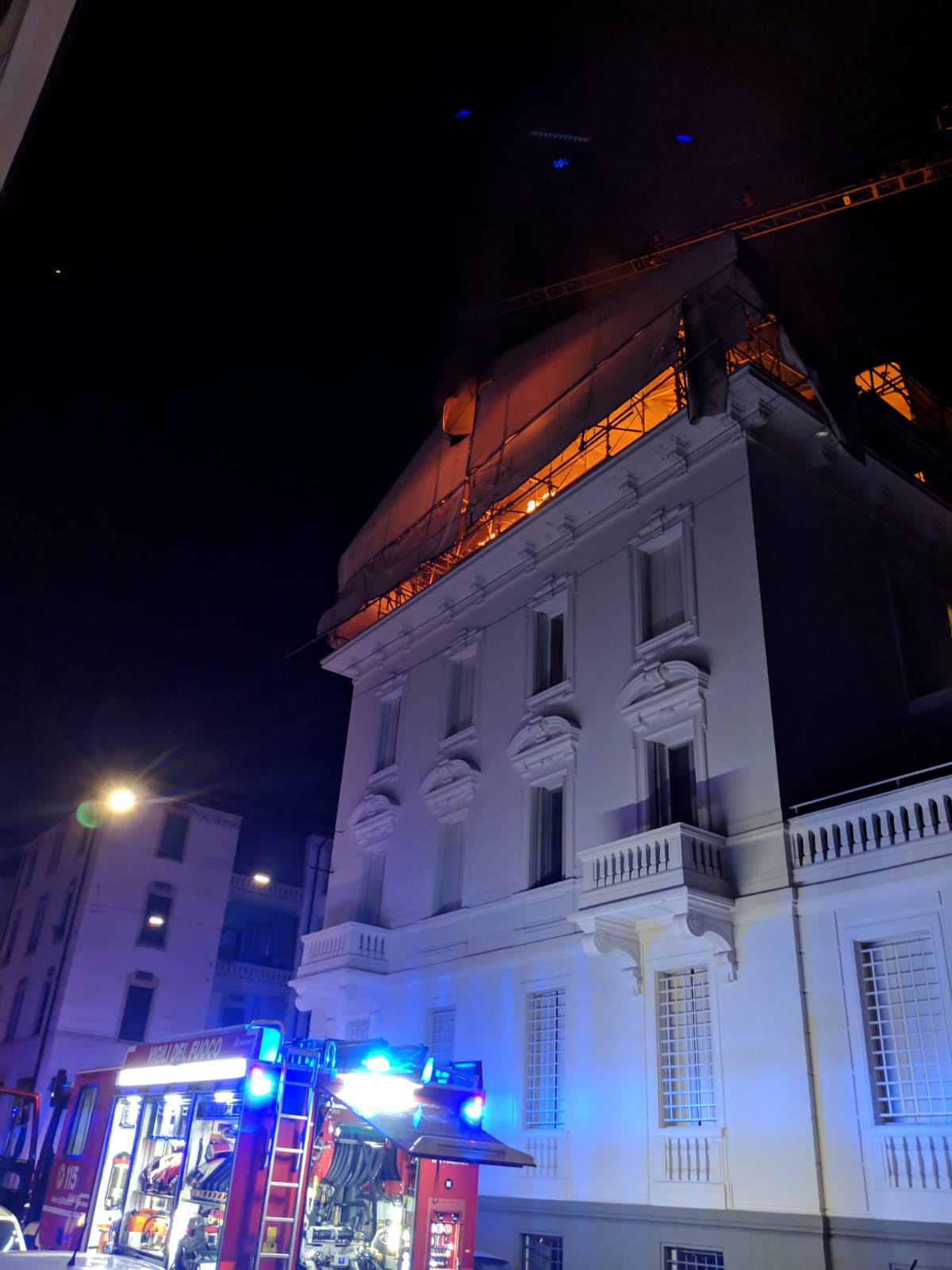 Milano, incendio in via Porpora: l'intervento dei Vigili del Fuoco3