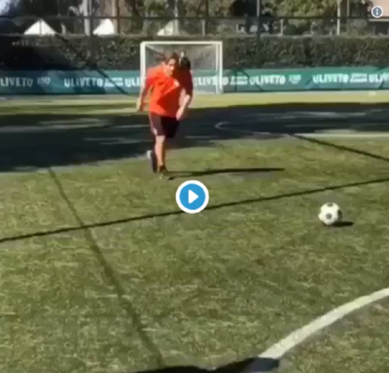 Francesco Totti rispolvera il cucchiaio a calcetto. L'avversario disperato VIDEO