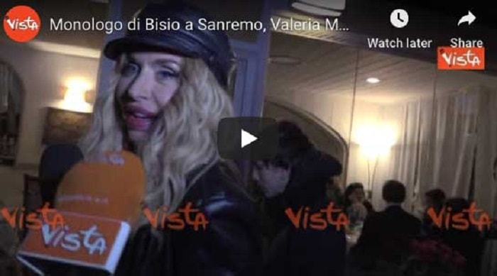 Valeria Marini che era a Sanremo ha detto "Il monologo di Bisio sui migranti? Mi è piaciuto molto" VIDEO