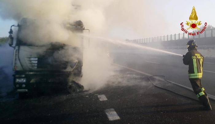 Autostrada A14, incendio per tir in fiamme: chiuso tratto tra Pescara Ovest e Pescara Sud