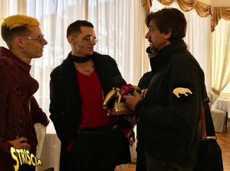 Sanremo 2019, Striscia consegna il Tapiro a Achille Lauro. Lui si infuria