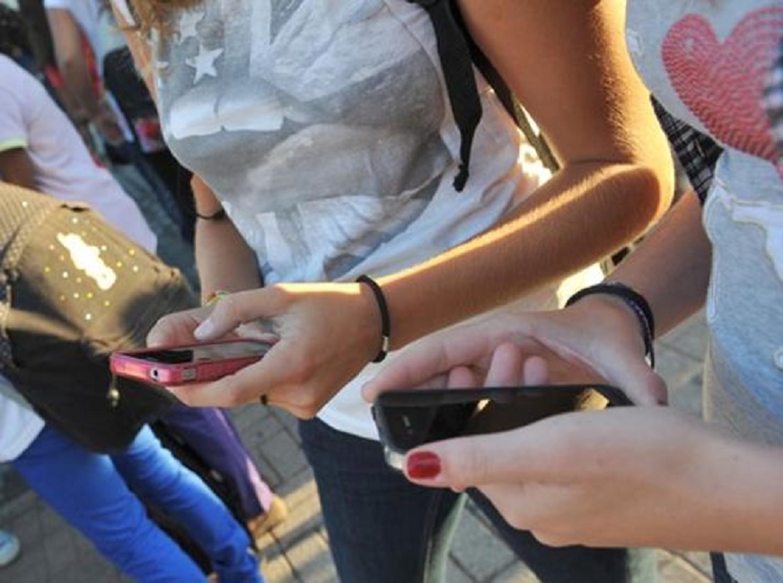 Adolescenti iperconnessi: 1 su 5 è a rischio dipendenza da internet. I 7 campanelli d'allarme