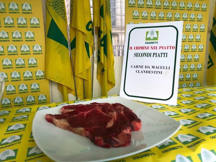 Il menù criminale della mafia del cibo: mozzarella sbiancata, pesce ossigenato, pane tossico, vino zuccherato...