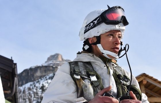gli alpini si esercitano in montagna