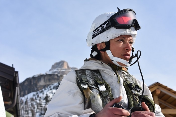 gli alpini si esercitano in montagna