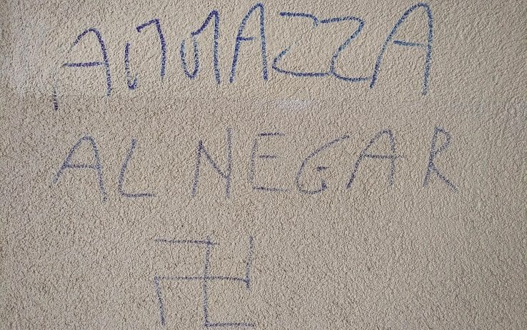 Foligno, il maestro addita il ragazzino nero alla classe: "Guardate quant'è brutto, girati verso la finestra"