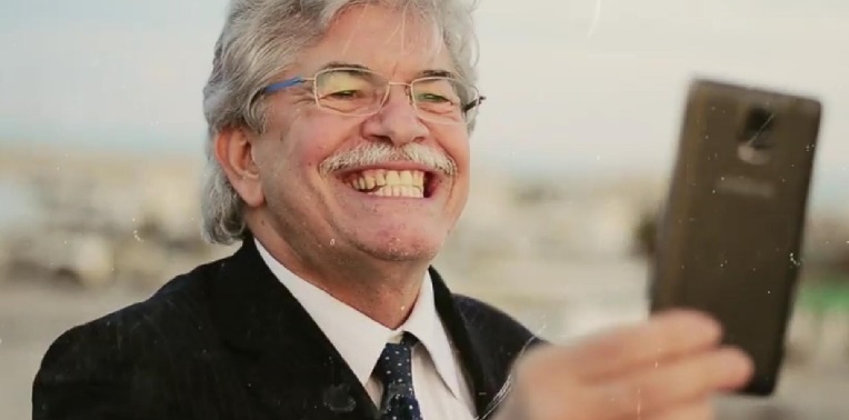 Antonio Razzi e il suo sorriso smagliante