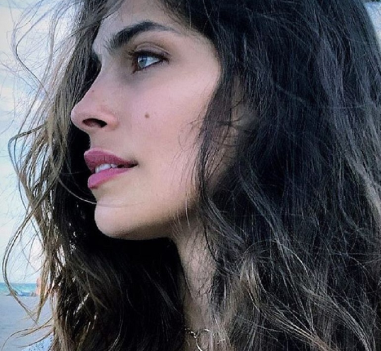 Ariadna Romero mentre scruta l'orizzonte (foto Instagram)