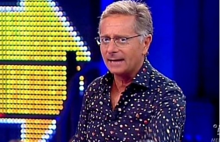 Avanti un altro, concorrente in diretta: "Il mio paese? Un posto buio dove..."