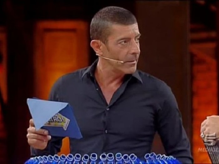 Avanti un Altro, Luca Laurenti dolorante alla caviglia: scende dal palo di metallo e...