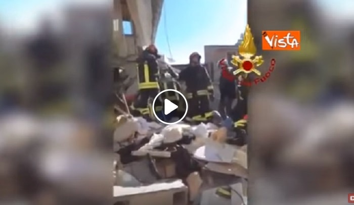 Avezzano, esplosione della casa: vigili del fuoco estraggono persono dalle macerie VIDEO