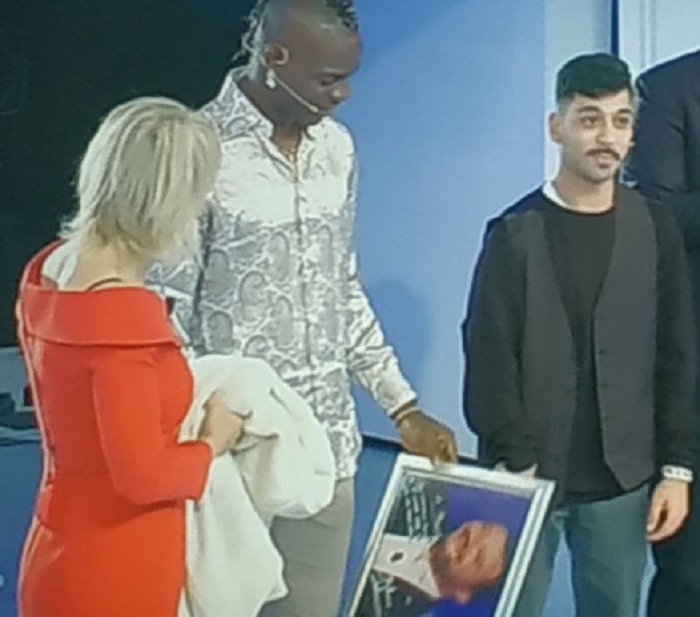 C'è Posta per Te, Pio e Amedeo regalano la foto di Salvini a Balotelli: "Sei l'unico nero..."