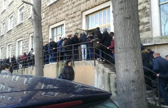 Bari, tutti in fila all'ufficio anagrafe per il reddito di cittadinanza2