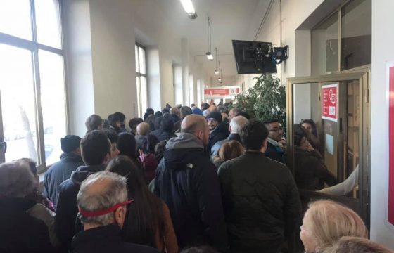 Bari, tutti in fila all'ufficio anagrafe per il reddito di cittadinanza