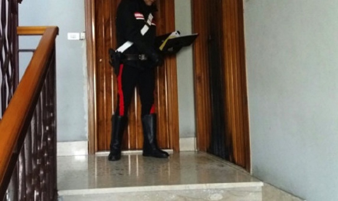 Tocco da Casauria, 30enne si barrica in casa col padre: "Lo ammazzo"