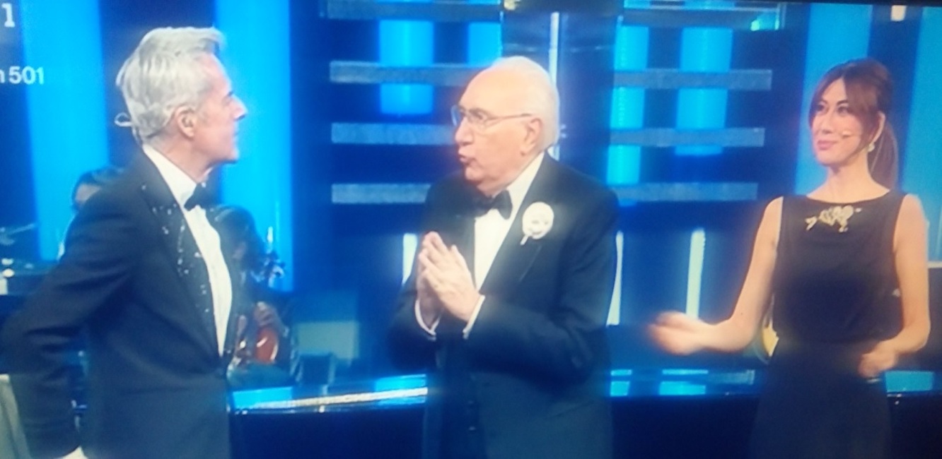 Sanremo 2019, Virginia Raffaele porta la "sedia elettrica" a Baglioni e spunta Pippo Baudo