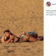 Belen sdraiata in spiaggia