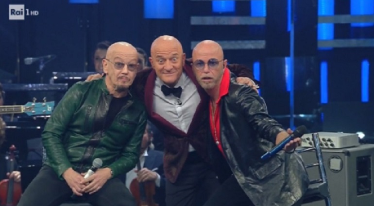 Sanremo 2019, Claudio Bisio a Ruggeri e al cantante dei Negrita: "Quanti capelli..." FOTO