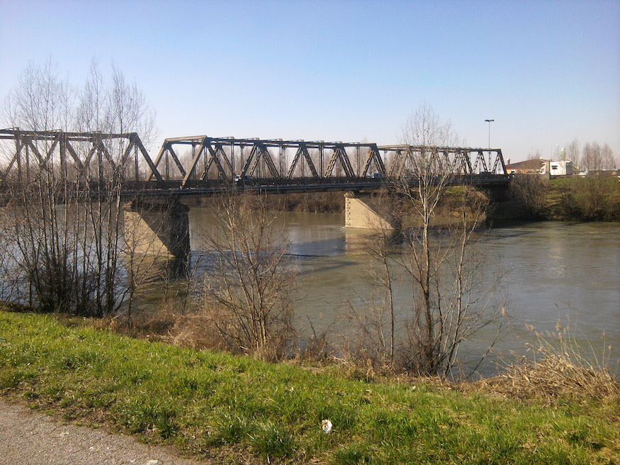 Minaccia suicidio sul ponte dell'Adige. Automobilisti lo incitano: "Buttati, così passiamo"