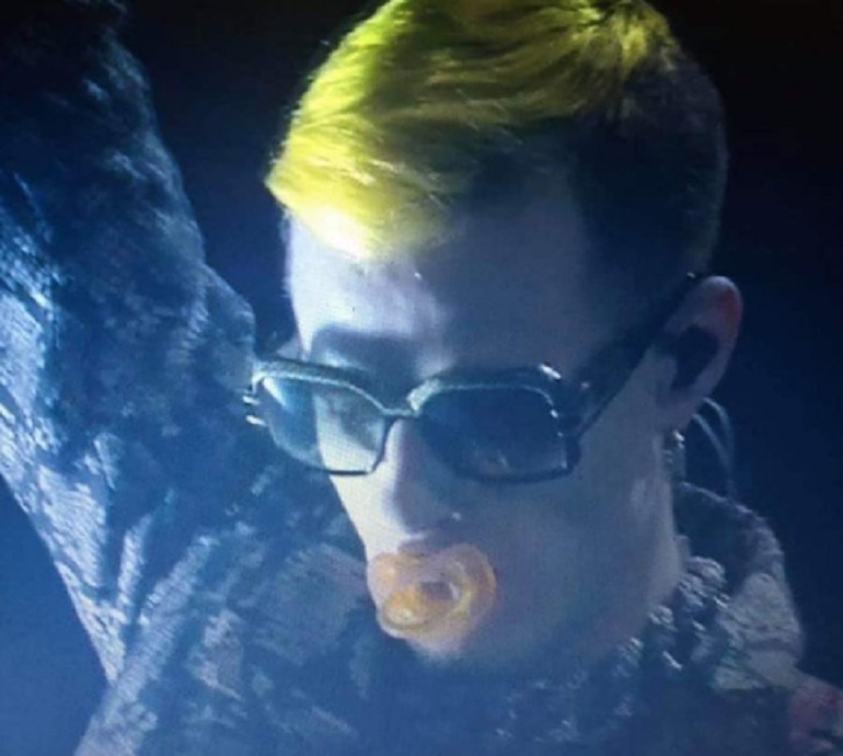 Sanremo 2019, Boss Doms ha suonato con il ciuccio in bocca. Ecco perché