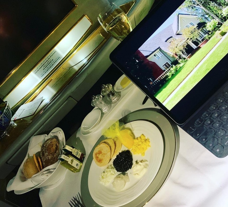 Sonia Bruganelli, foto in aereo per le Maldive, in prima classe. Fan furiosi