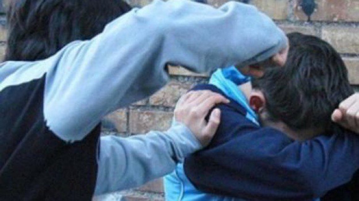 I bulli lo perseguitano, bimbo di 9 anni gli mette la colla nelle bottigliette d'acqua. In 25 all'ospedale