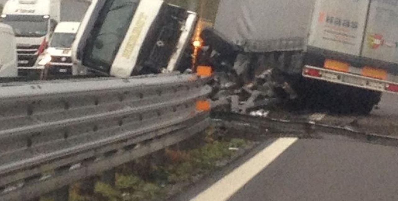 A14, camion salta la carreggiata: 300 litri di gasolio sull'asfalto. Chiusa tra Pescara Sud e Ovest