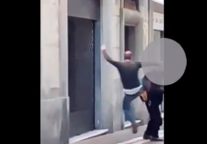 carrara mendicante preso a calci